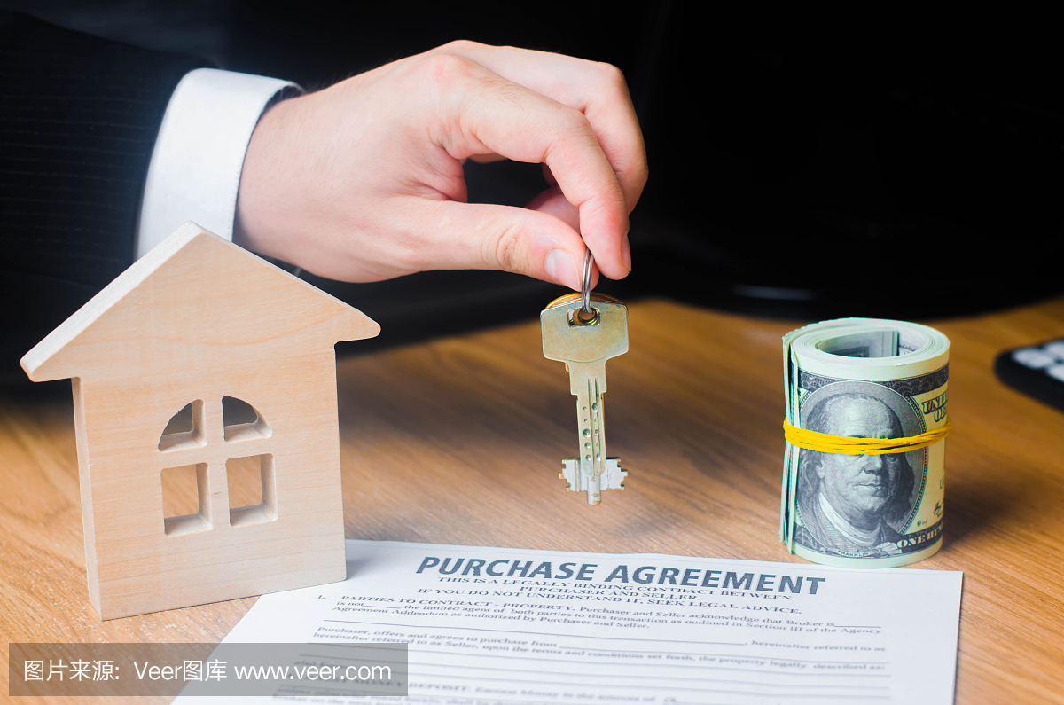 商人手中掌握着购买房产或房地产合同的关键。买卖合同的概念。投资业务。法律服务。公证,房地产经纪人。